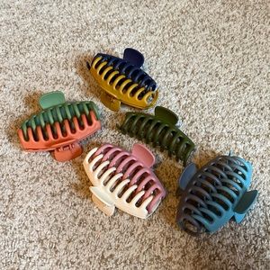 Assorted large claw clips